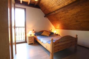 Schlafzimmer mit einem Bett mit Holzdecke in der Unterkunft Le cailhabas in Lescun