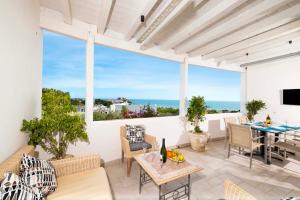 A television and/or entertainment centre at A Casa di Anna by BarbarHouse