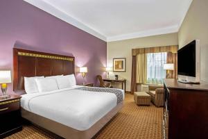 una camera d'albergo con un grande letto e una TV di La Quinta by Wyndham Cleburne a Cleburne