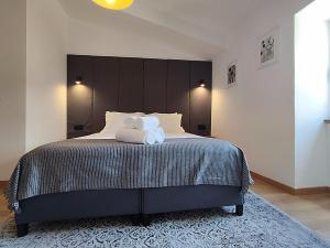 a bedroom with a large bed with towels on it at Arriaga Douro House in Peso da Régua