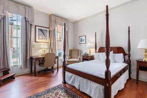 um quarto com uma cama, uma secretária e uma cadeira em Admiral Fell Inn Baltimore Harbor, Ascend Hotel Collection em Baltimore