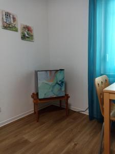 TV a/nebo společenská místnost v ubytování Zimmer "Türkis"