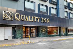 un edificio con un cartello vitaminico Inn su una strada di Quality Inn Chihuahua San Francisco a Chihuahua