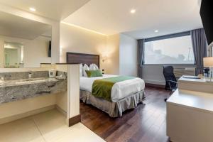 Postel nebo postele na pokoji v ubytování Quality Inn Chihuahua San Francisco
