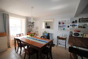 cocina y comedor con mesa y sillas en Westshore House- fabulous waterfront home Fife, en Pittenweem