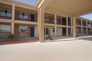 an empty courtyard of a large apartment building at Americas Best Value Inn Waco - Franklin Avenue in Waco