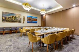 a dining room with tables and chairs in a room at Quality Inn Chihuahua San Francisco in Chihuahua