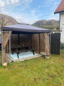 einen Picknickplatz mit einem Picknicktisch im Hof in der Unterkunft Løkka,Summer cabin! in Åna-Sira