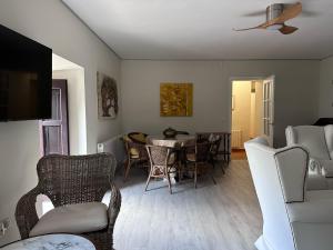 a living room with a table and chairs at Alojamiento Luz de Hadas in Sampil