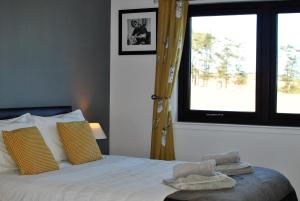 1 dormitorio con 1 cama con 2 toallas en Kellie View near Anstruther, en Carnbee