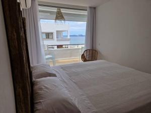 een slaapkamer met een bed en uitzicht op de oceaan bij El balcon de formentera in La Savina