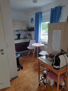 - une cuisine et une salle à manger avec une table et des chaises dans l'établissement Ferienwohnung Gaby, à Marbourg