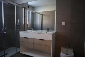 a bathroom with a sink and a shower and a toilet at MEU STUDIO in Gandra