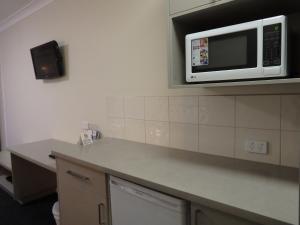 Kuchyň nebo kuchyňský kout v ubytování Werribee Motel and Apartments