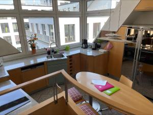 uma cozinha com uma mesa e uma bancada em Ferienwohnung Berliner Hof em Kiel