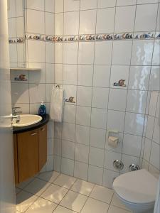 uma casa de banho com um WC e um lavatório em Ferienwohnung Berliner Hof em Kiel