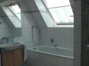 uma casa de banho com uma banheira e um lavatório em Ferienwohnung Berliner Hof em Kiel