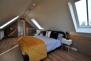 ein Schlafzimmer mit einem Bett im Dachgeschoss in der Unterkunft Woods Neuk-stunning character cottage East Neuk in Pittenweem