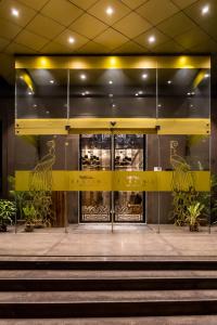 Barsana Boutique Hotel - Pure vegetarian في كولْكاتا: باب امامي لمبنى فيه سلالم