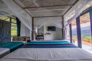 een slaapkamer met een groot bed en uitzicht bij Leaf Olu Ella in Yatiyantota +64 foto's