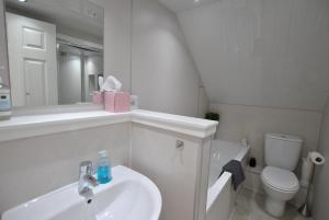 ein weißes Badezimmer mit Waschbecken und Toilette in der Unterkunft The Wendy House-seafront cottage incredible views in Anstruther + 22 Fotos