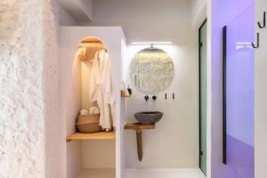 uma sala de vestir com um lavatório e um espelho em Stylish & Tiny Room-City Center em Tessalônica