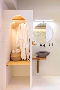 uma casa de banho com um lavatório e um espelho em Stylish & Tiny Room-City Center em Tessalônica