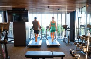 Fitness centrum a/nebo fitness zařízení v ubytování Vibe Hotel Adelaide