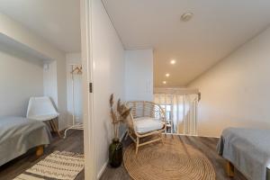 ein Schlafzimmer mit einem Bett und einem Stuhl in einem Zimmer in der Unterkunft Sun Villas A23 in Kalajoki