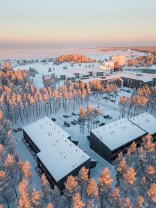 eine Luftansicht eines Campus mit schneebedeckten Bäumen in der Unterkunft Sun Villas A23 in Kalajoki
