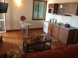 een woonkamer met een keuken en een tafel bij Casino Villa with Sea View in Funchal