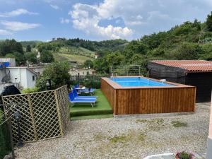 un patio trasero con piscina y valla en Casa Vacanze Chianti Summer, en Gaiole in Chianti