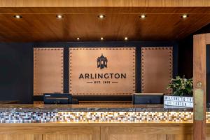 um bar com um sinal que diz aliança o microfone em The Arlington Hotel - BW Signature Collection em Paris