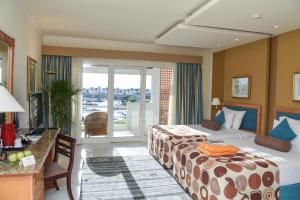 een hotelkamer met een bed en een balkon bij Golf Beach Resort - Ultra All Inclusive in Sharm El Sheikh