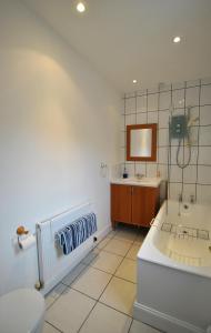uma casa de banho com um chuveiro, um lavatório e um WC. em Harbour House- home from home in Pittenweem em Pittenweem
