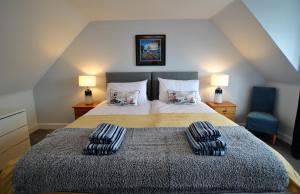 um quarto com uma cama com duas almofadas em Harbour House- home from home in Pittenweem em Pittenweem