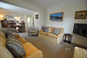 Ruang duduk di Dolphin Cottage- traditional cottage on Fife Coast