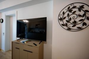 uma sala de estar com uma televisão de ecrã plano na parede em Royale Sundance 224 Infinity Beach Pool & Spa Mamaia Nord em Mamaia Nord – Năvodari