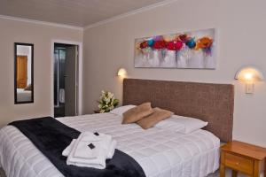 Un dormitorio con una cama con una toalla. en Picton Accommodation Gateway Motel, en Picton