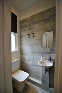 une salle de bains avec toilettes et lavabo dans l'établissement Creel Cottage- stylish cottage near the sea, à Anstruther 24 autres photos