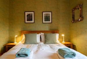 um quarto com uma cama com duas toalhas em Crail Posthouse - 19th Century traditional house em Crail