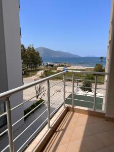 a balcony with a view of the beach at Hotel Bella vista in Orikum