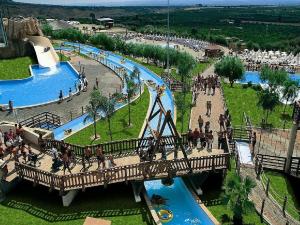 un parque de atracciones con un puente y un tobogán acuático en Appartamento Belsito 15, en Misterbianco