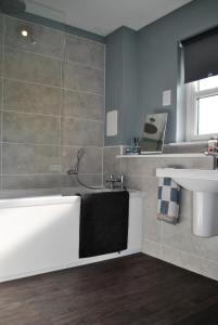 安斯特拉瑟Forth View- stylish upper apartment with sea views的相册照片