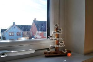 安斯特拉瑟Forth View- stylish upper apartment with sea views的窗户旁边有玩具的窗台