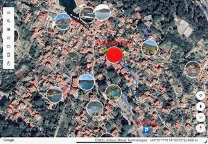 einen Blick über eine Stadt mit einem roten Ballon in der Unterkunft Apartments Veli Lošinj in Veli Lošinj