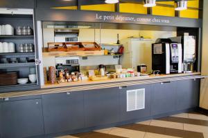 un mostrador en una cocina con cafetería en B&B HOTEL Aix-les-Bains, en Grésy-sur-Aix