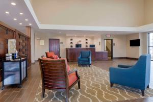 un vestíbulo con varias sillas y una sala de espera en Comfort Suites & Conference Center, en Worthington
