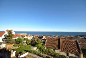 una ciudad con casas y el océano en el fondo en Anchor House Pittenweem - Seaview home, en Pittenweem