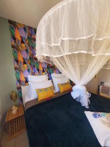 Postel nebo postele na pokoji v ubytování Joli T2 L'Oasis vue mer des Caraïbes proche des plages + 37 fotografií